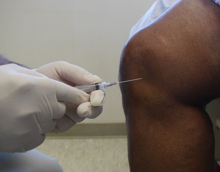 внутрисуставное введение эндопротезов синовиальной жидкости